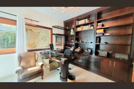 Casa de condomínio à venda com 528m², 5 quartos e 6 vagasEscritório