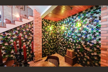 Casa de condomínio à venda com 528m², 5 quartos e 6 vagasAdega