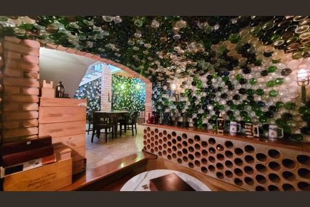 Casa de condomínio à venda com 528m², 5 quartos e 6 vagasAdega