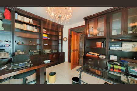 Casa de condomínio à venda com 528m², 5 quartos e 6 vagasEscritório