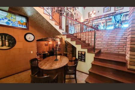 Casa de condomínio à venda com 528m², 5 quartos e 6 vagasEscada