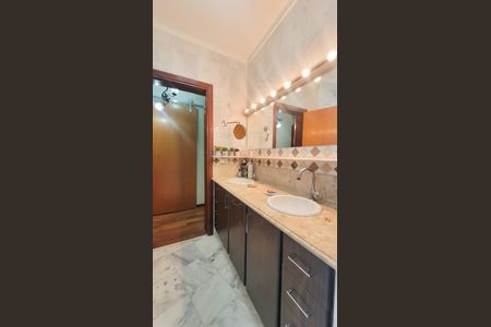 Casa de condomínio à venda com 528m², 5 quartos e 6 vagasBanheiro da Suíte 1