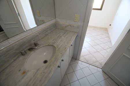 Apartamento à venda com 137m², 3 quartos e 2 vagasBanheiro do Quarto 2