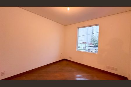 Casa à venda com 243m², 6 quartos e 3 vagasFoto 09