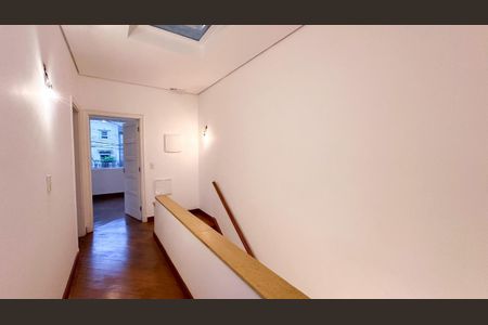 Casa à venda com 243m², 6 quartos e 3 vagasFoto 02
