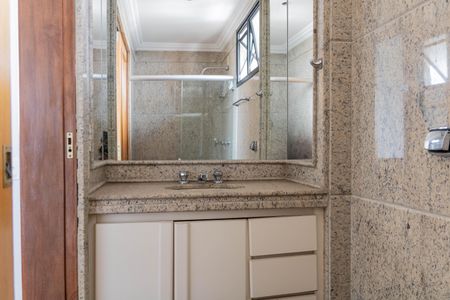 Apartamento para alugar com 388m², 3 quartos e 4 vagas Apartamento para alugar com 388m², 3 quartos e 4 vagasBanheiro da Suíte 2