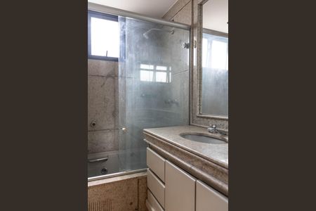 Apartamento para alugar com 388m², 3 quartos e 4 vagas Apartamento para alugar com 388m², 3 quartos e 4 vagasBanheiro da Suíte 1