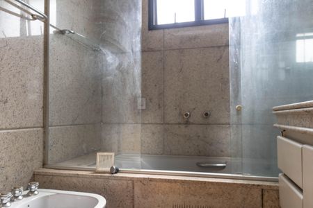 Apartamento para alugar com 388m², 3 quartos e 4 vagas Apartamento para alugar com 388m², 3 quartos e 4 vagasBanheiro da Suíte 1