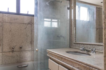 Apartamento para alugar com 388m², 3 quartos e 4 vagas Apartamento para alugar com 388m², 3 quartos e 4 vagasBanheiro da Suíte 1