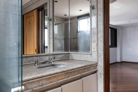 Apartamento para alugar com 388m², 3 quartos e 4 vagas Apartamento para alugar com 388m², 3 quartos e 4 vagasBanheiro da Suíte 1