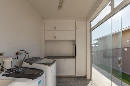 Casa à venda com 300m², 5 quartos e 2 vagasLavanderia