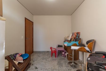 Casa à venda com 300m², 5 quartos e 2 vagasEscritório
