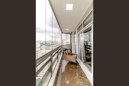 Apartamento à venda com 600m², 4 quartos e 3 vagas Apartamento à venda com 600m², 4 quartos e 3 vagasVaranda