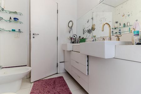 Apartamento à venda com 600m², 4 quartos e 3 vagas Apartamento à venda com 600m², 4 quartos e 3 vagasBanheiro da Suíte 2