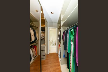Apartamento à venda com 220m², 4 quartos e 4 vagasCloset da suíte 1