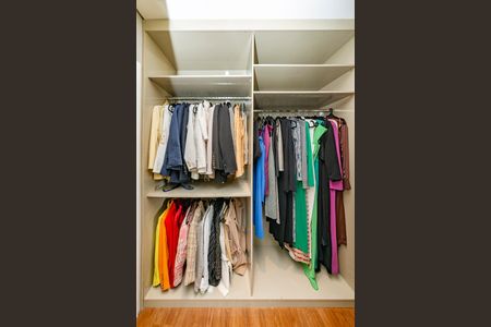 Apartamento à venda com 220m², 4 quartos e 4 vagasCloset da suíte 1