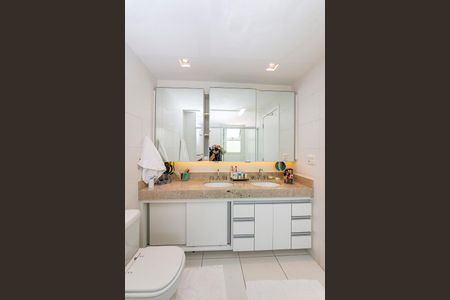 Apartamento à venda com 220m², 4 quartos e 4 vagasBanheiro da Suíte 1