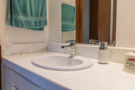 Casa de condomínio à venda com 249m², 3 quartos e 4 vagas Casa de condomínio à venda com 249m², 3 quartos e 4 vagasBanheiro da Suíte