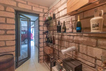 Casa de condomínio à venda com 249m², 3 quartos e 4 vagas Casa de condomínio à venda com 249m², 3 quartos e 4 vagasAdega