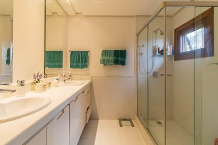 Casa de condomínio à venda com 249m², 3 quartos e 4 vagas Casa de condomínio à venda com 249m², 3 quartos e 4 vagasBanheiro da Suíte