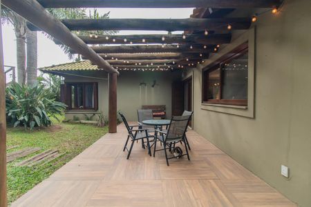 Casa de condomínio à venda com 249m², 3 quartos e 4 vagas Casa de condomínio à venda com 249m², 3 quartos e 4 vagasQuintal