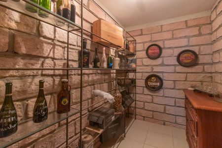 Casa de condomínio à venda com 249m², 3 quartos e 4 vagas Casa de condomínio à venda com 249m², 3 quartos e 4 vagasAdega