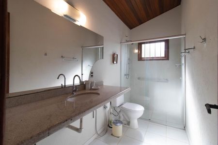 Casa de condomínio à venda com 249m², 3 quartos e 4 vagas Casa de condomínio à venda com 249m², 3 quartos e 4 vagasBanheiro externo