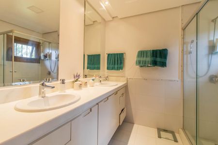 Casa de condomínio à venda com 249m², 3 quartos e 4 vagas Casa de condomínio à venda com 249m², 3 quartos e 4 vagasBanheiro da Suíte