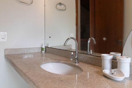 Casa de condomínio à venda com 249m², 3 quartos e 4 vagas Casa de condomínio à venda com 249m², 3 quartos e 4 vagasBanheiro externo