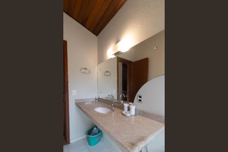 Casa de condomínio à venda com 249m², 3 quartos e 4 vagas Casa de condomínio à venda com 249m², 3 quartos e 4 vagasBanheiro externo