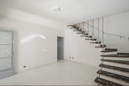 Casa à venda com 250m², 5 quartos e 2 vagas Casa à venda com 250m², 5 quartos e 2 vagasSala