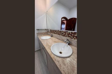 Casa à venda com 270m², 3 quartos e 4 vagasBanheiro 2