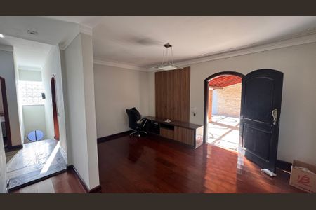 Casa à venda com 270m², 3 quartos e 4 vagasSala