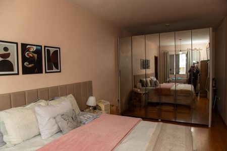 Casa à venda com 480m², 4 quartos e 3 vagas Casa à venda com 480m², 4 quartos e 3 vagasQuarto Suíte