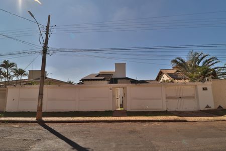 Casa para alugar com 450m², 7 quartos e 5 vagasFachada