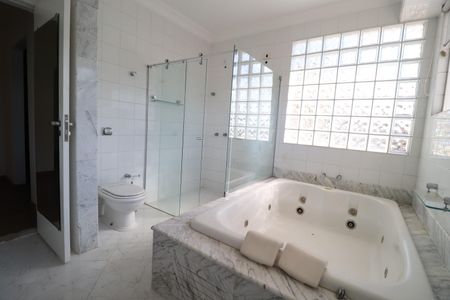 Casa para alugar com 450m², 7 quartos e 5 vagasBanheiro/Suíte 3