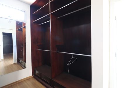 Casa para alugar com 450m², 7 quartos e 5 vagasSuíte 3- Closet