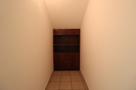 Casa para alugar com 450m², 7 quartos e 5 vagasArmário sob a escada