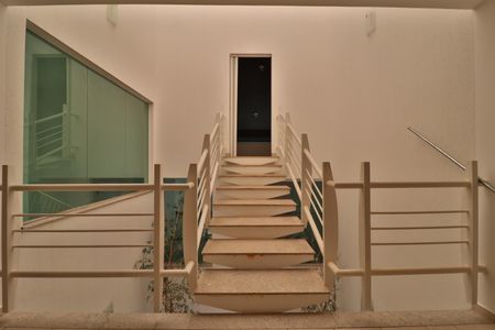 Casa para alugar com 450m², 7 quartos e 5 vagasEscada