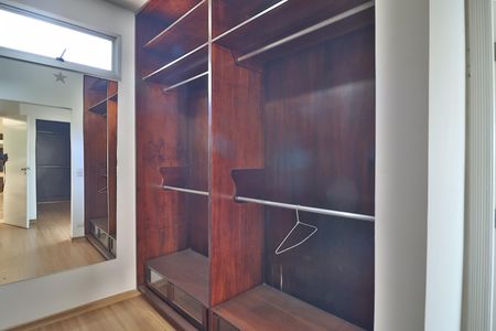 Casa para alugar com 450m², 7 quartos e 5 vagasSuíte 3 - Closet