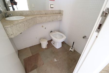 Casa para alugar com 450m², 7 quartos e 5 vagasBanheiro da Piscina