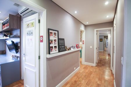 Apartamento à venda com 195m², 4 quartos e 2 vagasCorredor