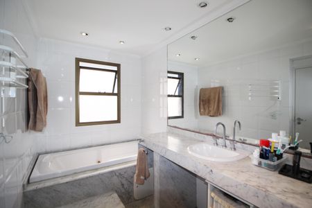 Apartamento à venda com 195m², 4 quartos e 2 vagasBanheiro da Suíte 1