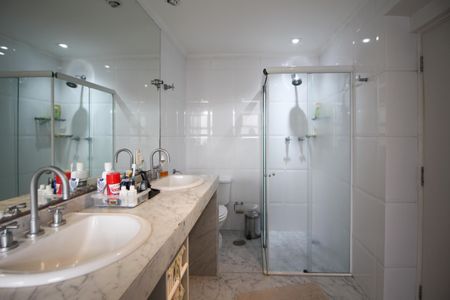 Apartamento à venda com 195m², 4 quartos e 2 vagasBanheiro da Suíte 1