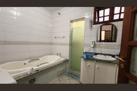 Casa para alugar com 330m², 3 quartos e 3 vagasBanheiro 