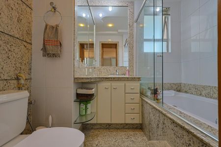 Apartamento à venda com 240m², 5 quartos e 4 vagasBanheiro da Suíte 2