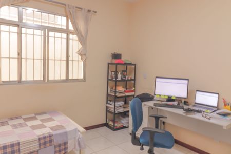 Casa à venda com 359m², 4 quartos e 6 vagas Casa à venda com 359m², 4 quartos e 6 vagasQuarto 1