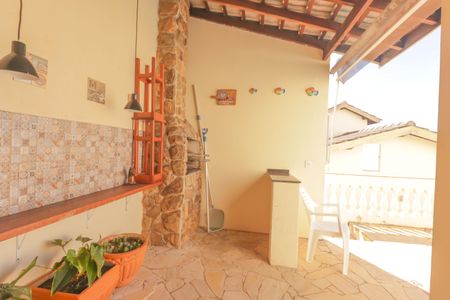 Casa à venda com 359m², 4 quartos e 6 vagas Casa à venda com 359m², 4 quartos e 6 vagasÁrea Externa