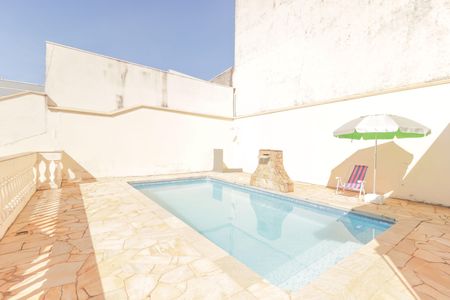 Casa à venda com 359m², 4 quartos e 6 vagas Casa à venda com 359m², 4 quartos e 6 vagasQuintal