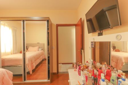 Casa à venda com 359m², 4 quartos e 6 vagas Casa à venda com 359m², 4 quartos e 6 vagasQuarto 3